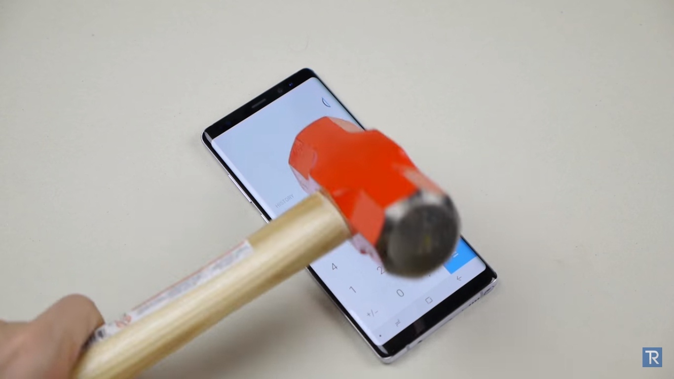 Tra tấn Galaxy Note 8 với búa và dao nhọn
