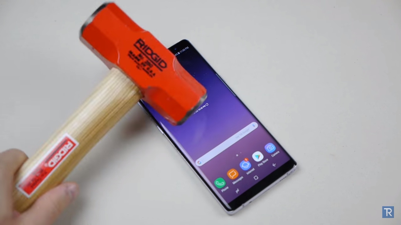 Tra tấn Galaxy Note 8 với búa và dao nhọn