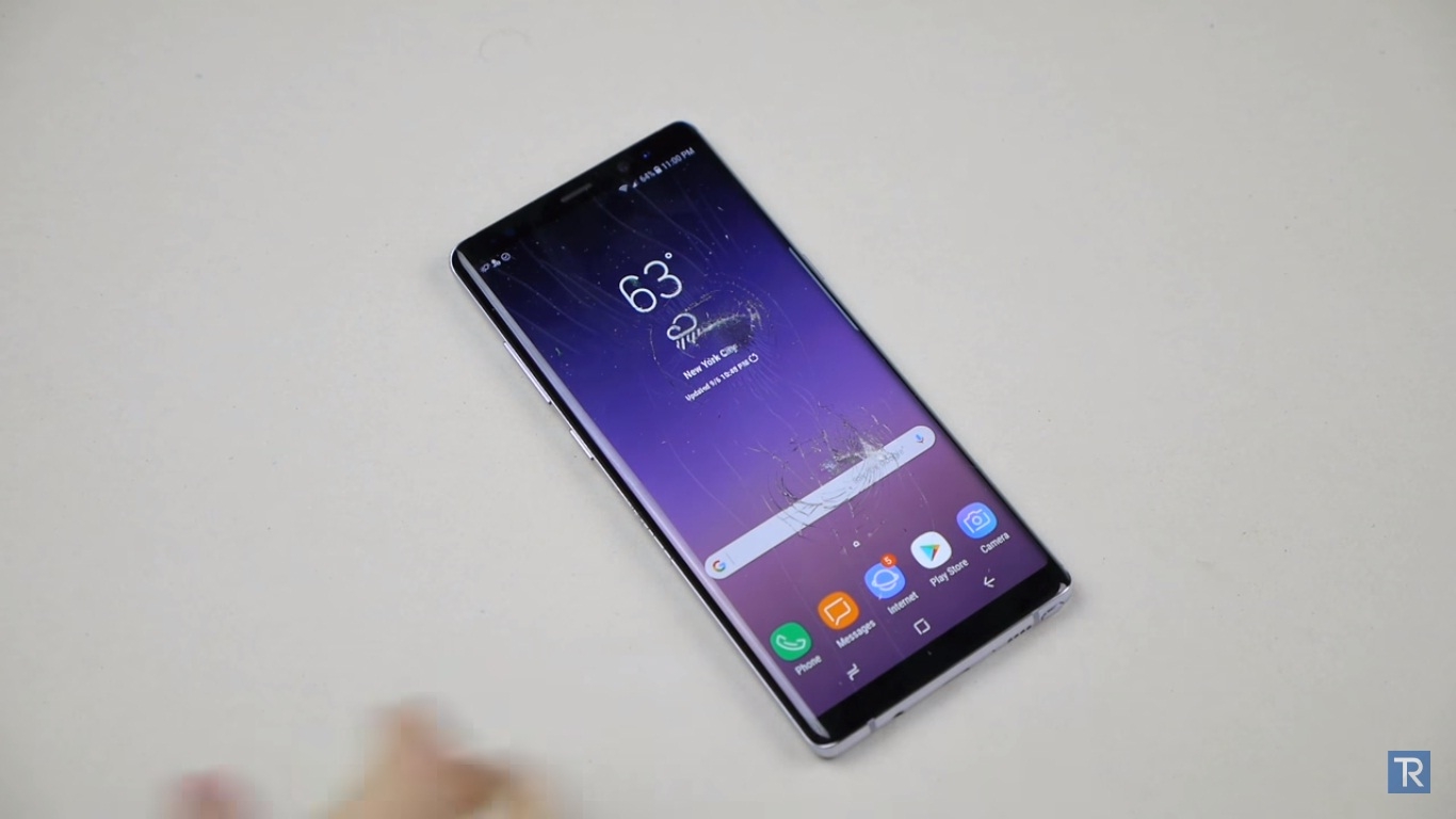 Tra tấn Galaxy Note 8 với búa và dao nhọn
