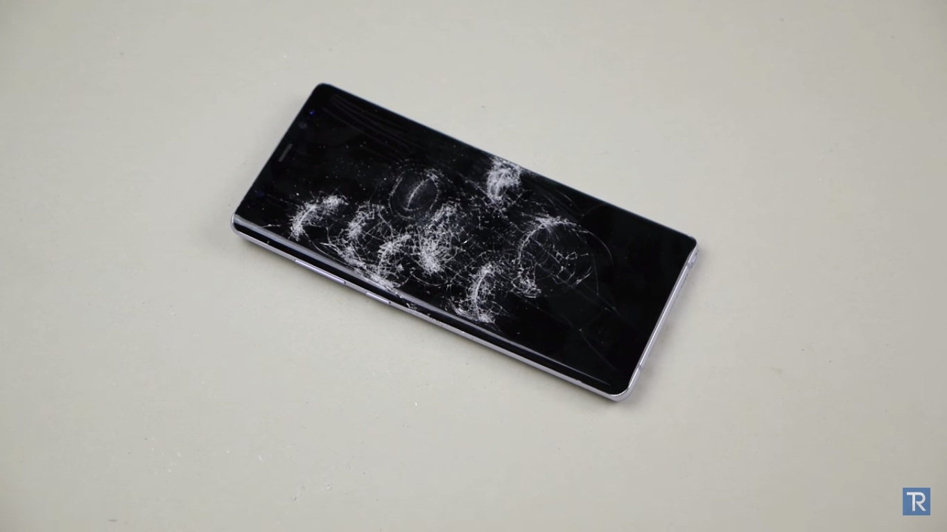 Tra tấn Galaxy Note 8 với búa và dao nhọn