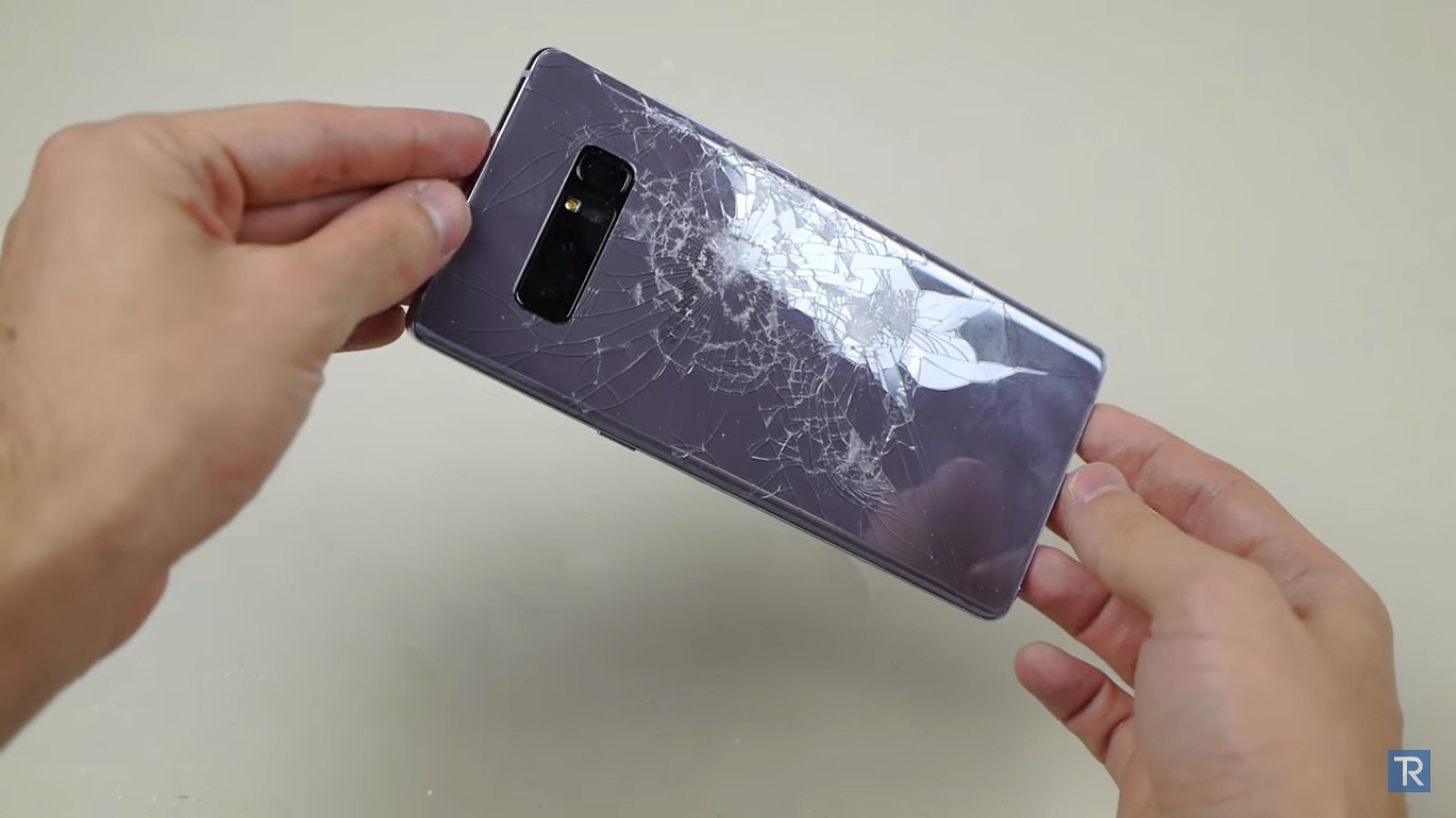 Tra tấn Galaxy Note 8 với búa và dao nhọn