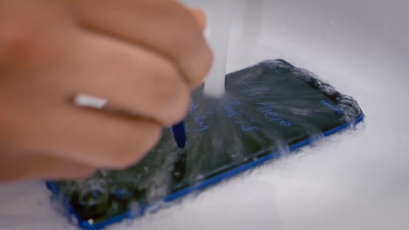 Thử khả năng chống nước của siêu phẩm Galaxy Note 8