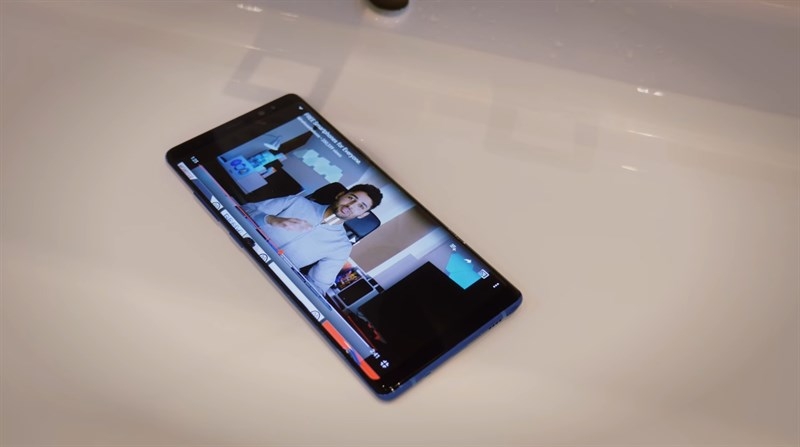 Thử khả năng chống nước của siêu phẩm Galaxy Note 8
