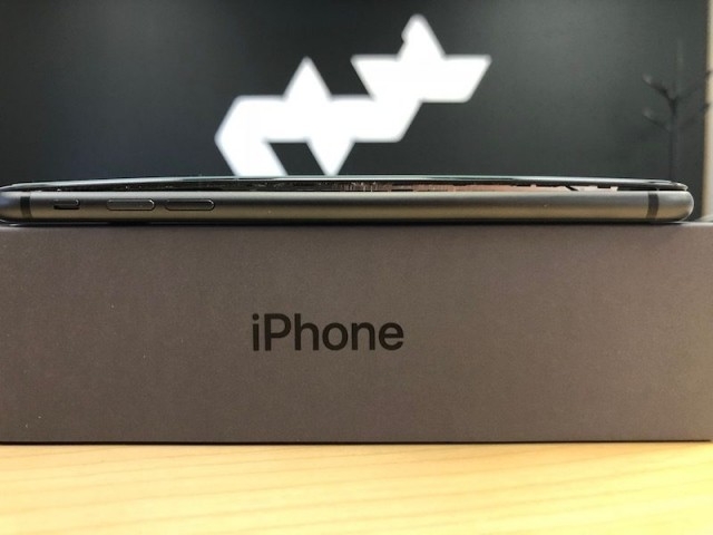 iPhone 8 Plus bị bung máy
