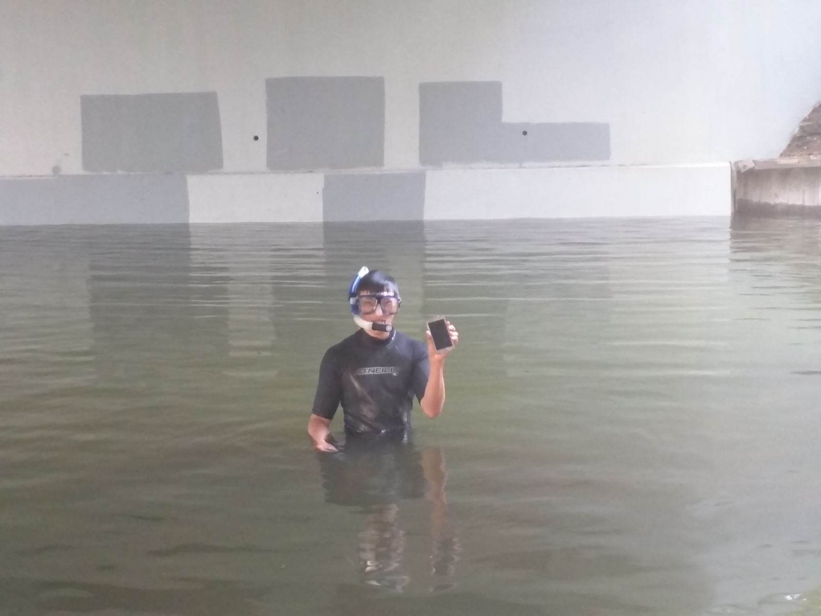 Galaxy S7 rơi xuống hồ, vẫn sống sót sau 2 giờ