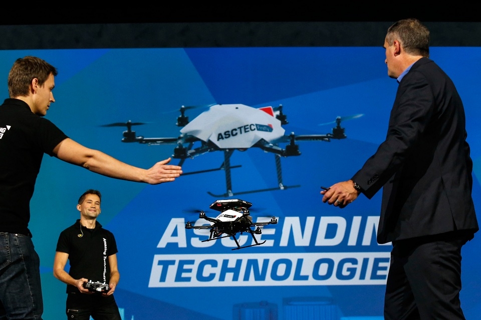 Intel thâu tóm Ascending để phát triển drone RealSense
