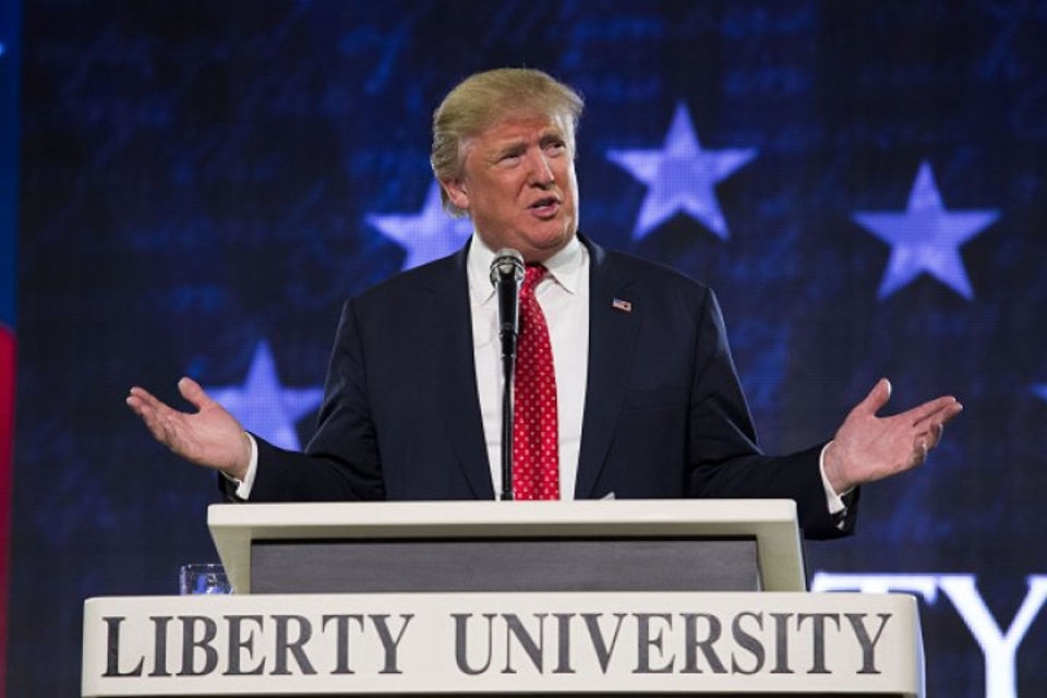 Tỷ phú Donald Trump muốn buộc Apple đưa nhà máy về Mỹ Tỷ phú Donald Trump muốn buộc Apple đưa nhà máy về Mỹ