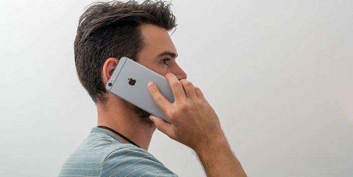 Tại sao nên cầm iPhone bằng tay phải khi nghe điện thoại 1