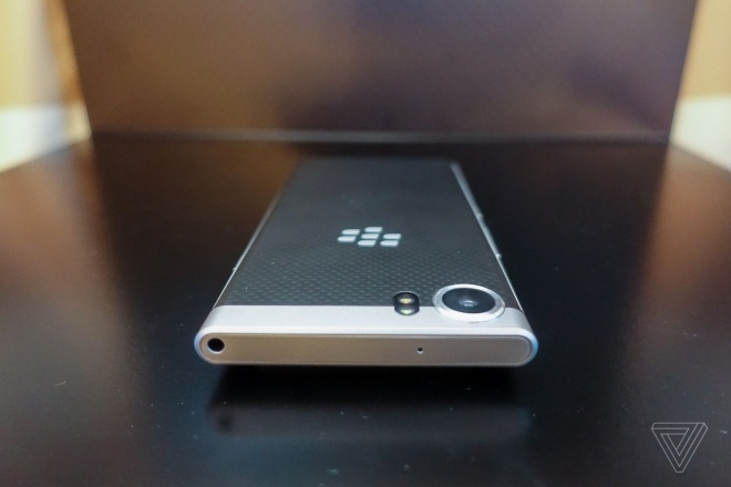 Cận cảnh BlackBerry Mercury do chính TCL thiết kế