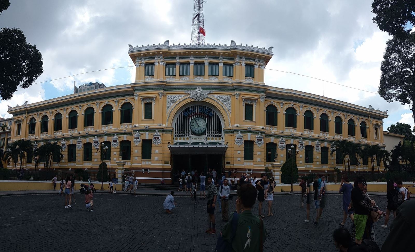 Vòng quanh Sài Gòn trải nghiệm nhanh camera HTC 10 EVO: Cameraphone ấn tượng nhất trong phân khúc 6 triệu đồng Vòng quanh Sài Gòn trải nghiệm nhanh camera HTC 10 EVO: Cameraphone ấn tượng nhất trong phân khúc 6 triệu đồng