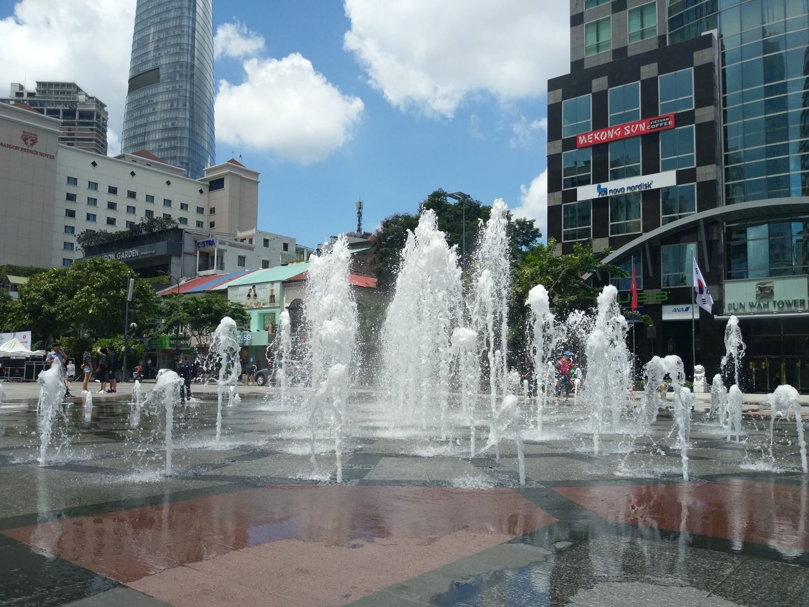 Vòng quanh Sài Gòn trải nghiệm nhanh camera HTC 10 EVO: Cameraphone ấn tượng nhất trong phân khúc 6 triệu đồng Vòng quanh Sài Gòn trải nghiệm nhanh camera HTC 10 EVO: Cameraphone ấn tượng nhất trong phân khúc 6 triệu đồng