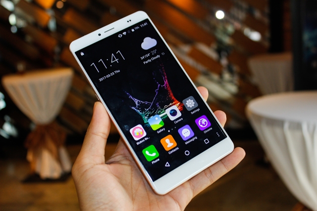 Smartphone tầm trung đổ bộ thị trường Viêt Nam với hình thức kinh doanh sáng tạo và mức giá không tưởng