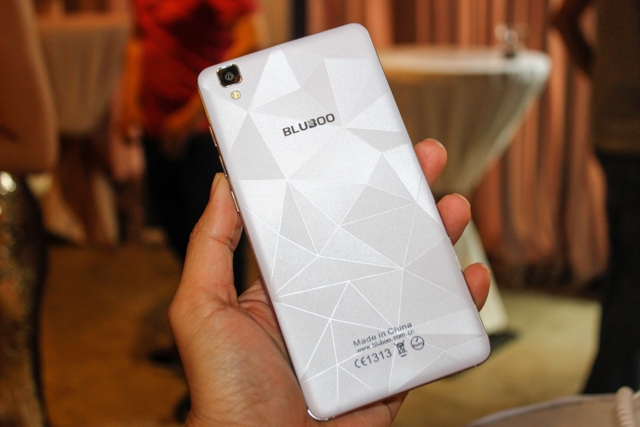 Smartphone tầm trung đổ bộ thị trường Viêt Nam với hình thức kinh doanh sáng tạo và mức giá không tưởng