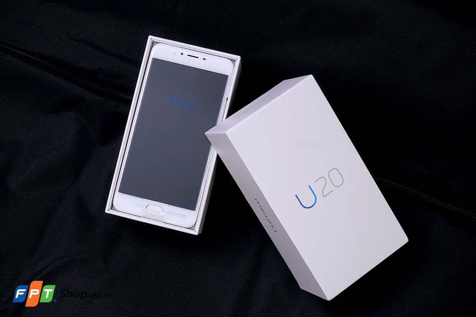 Chiếc hộp của Meizu U20 được thiết kế đơn giản với màu trắng chủ đạo có in tên sản phẩm nổi bật