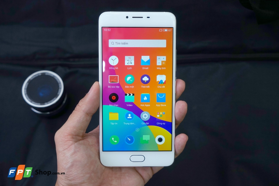 Mặt trước máy là màn hình 5.5 inch Full HD sử dụng tấm nền IPS