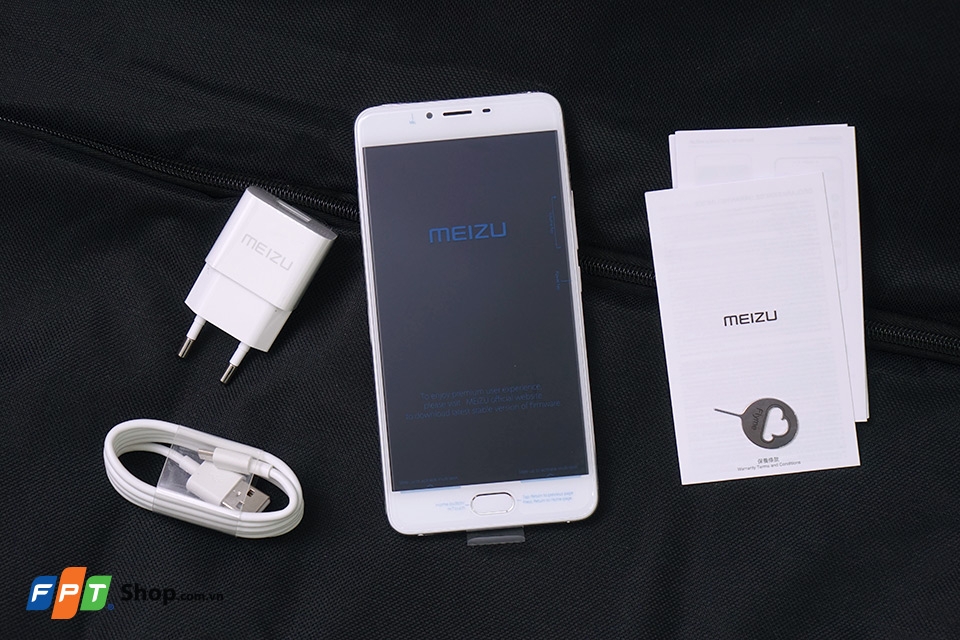 Tất cả phụ kiện đi kèm bên trong chiếc hộp Meizu U20