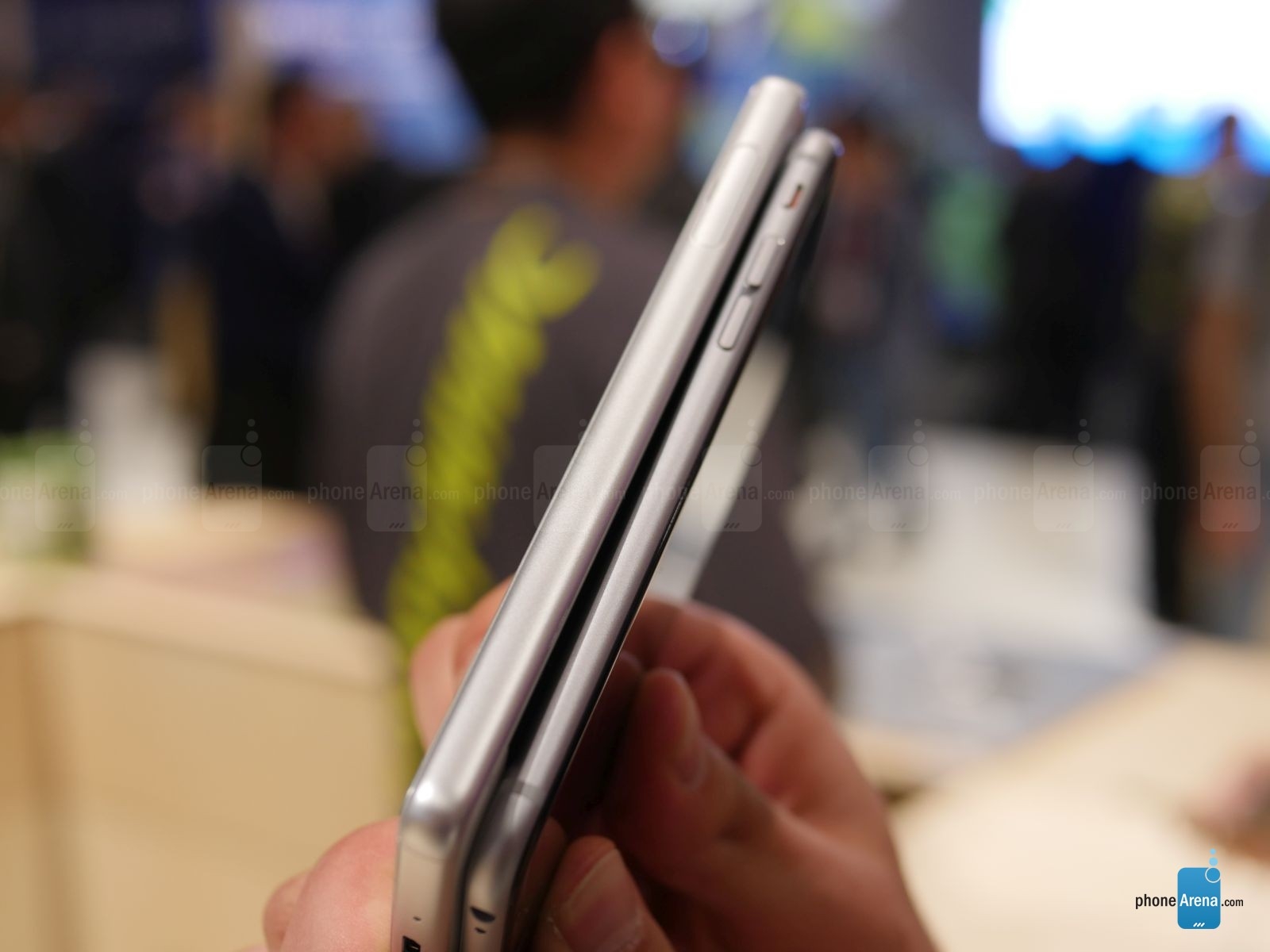 so sánh iPhone 6s với Sony Xperia X Performance