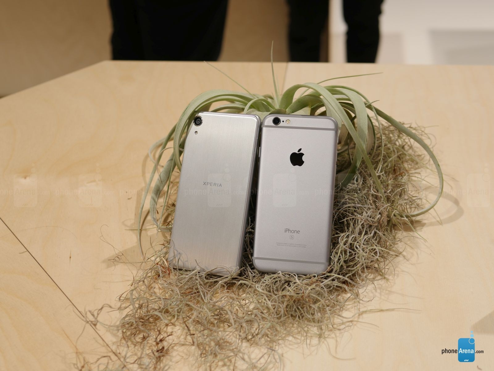 so sánh iPhone 6s với Sony Xperia X Performance