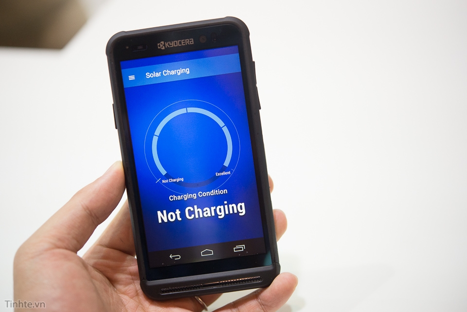 Điện thoại tự sạc khi sử dụng dưới trời nắng của Kyocera