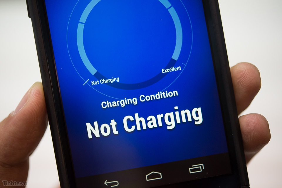 Điện thoại tự sạc khi sử dụng dưới trời nắng của Kyocera