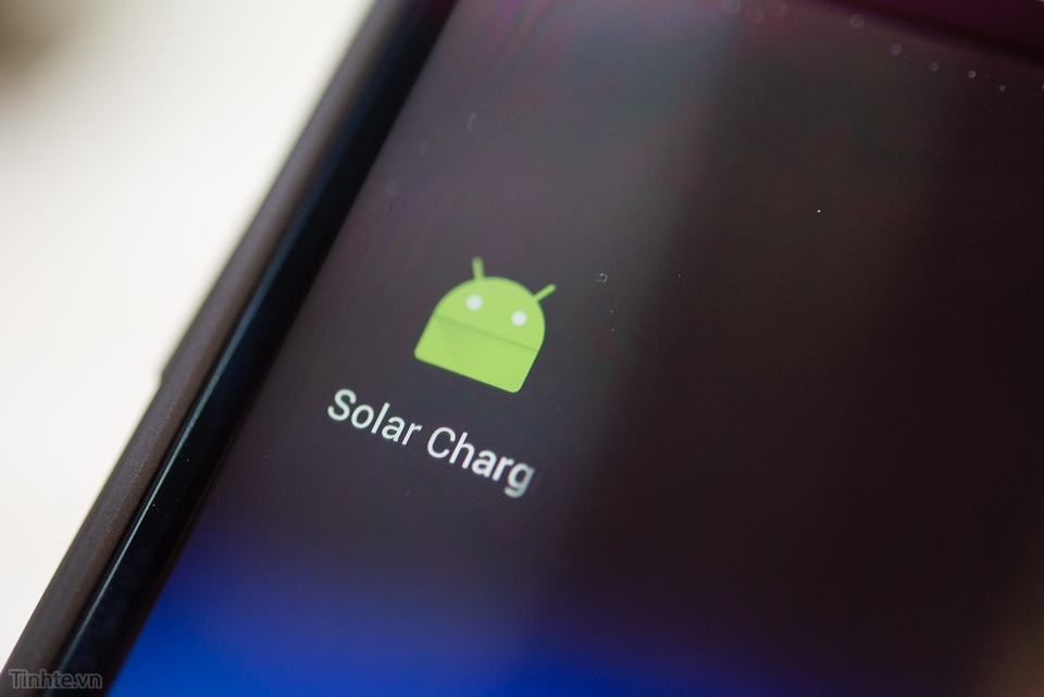 Điện thoại tự sạc khi sử dụng dưới trời nắng của Kyocera