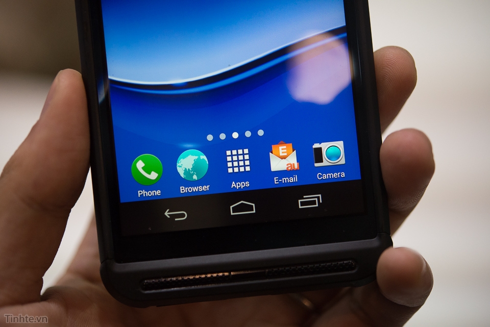 Điện thoại tự sạc khi sử dụng dưới trời nắng của Kyocera