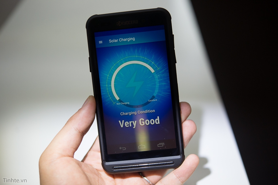 Điện thoại tự sạc khi sử dụng dưới trời nắng của Kyocera