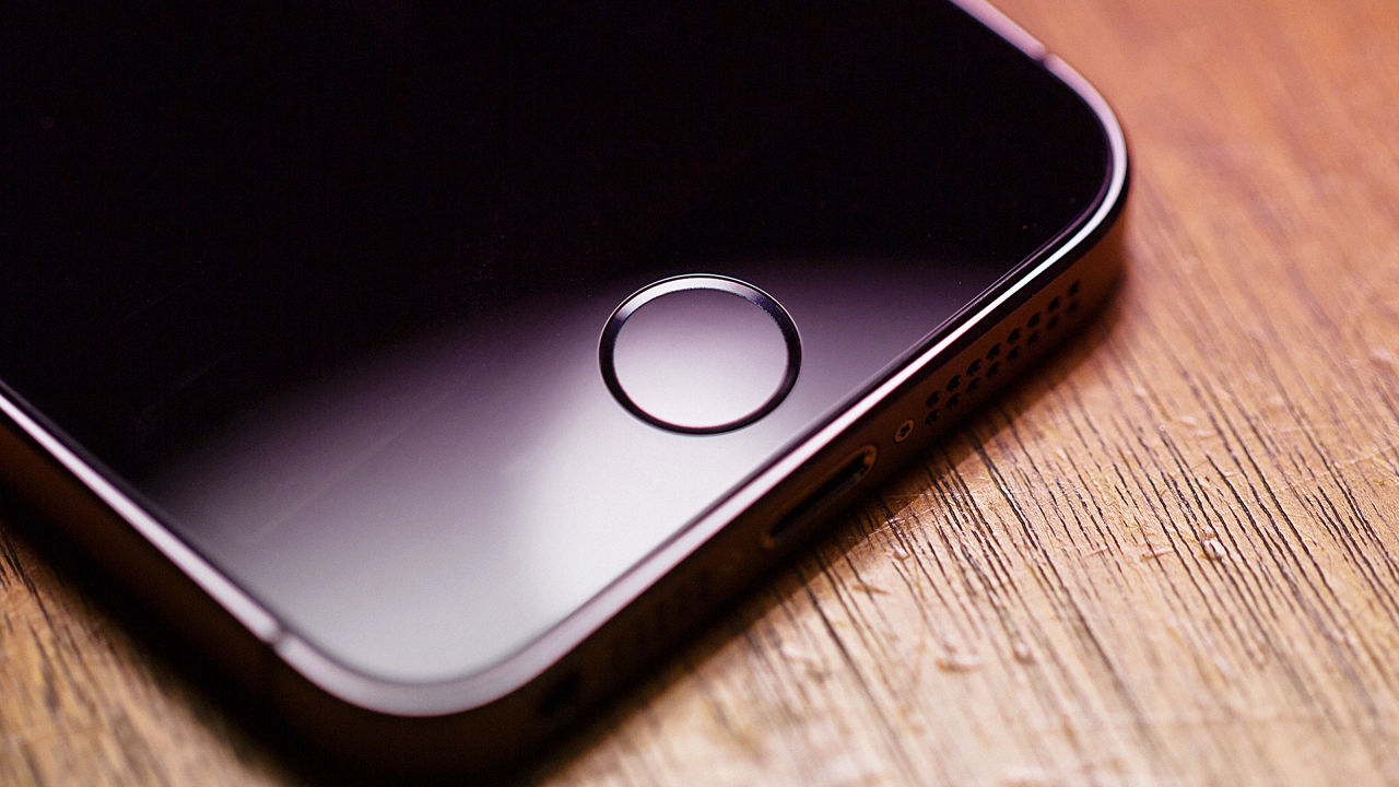 Tại sao giá iPhone SE lại rẻ hơn so với iPhone 5C lúc mới ra mắt?