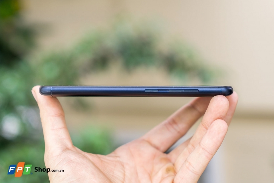 Mở hộp Asus Zenfone Max Plus: Màn hình 18:9, camera kép, pin khủng giá chỉ 5.5 triệu