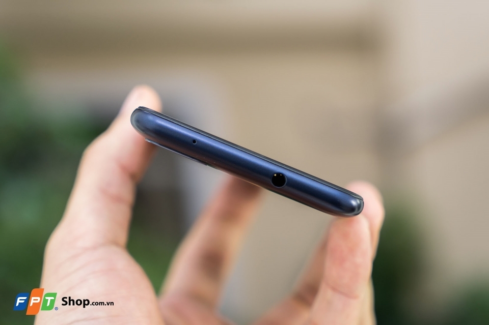 Mở hộp Asus Zenfone Max Plus: Màn hình 18:9, camera kép, pin khủng giá chỉ 5.5 triệu