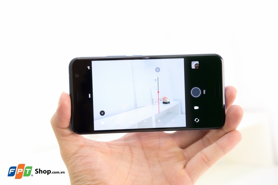 Trên tay HTC U11 ngay tại FPTShop