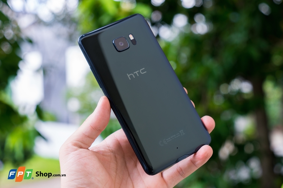 Trên tay HTC U Ultra: Thay đổi lớn về thiết kế từ HTC