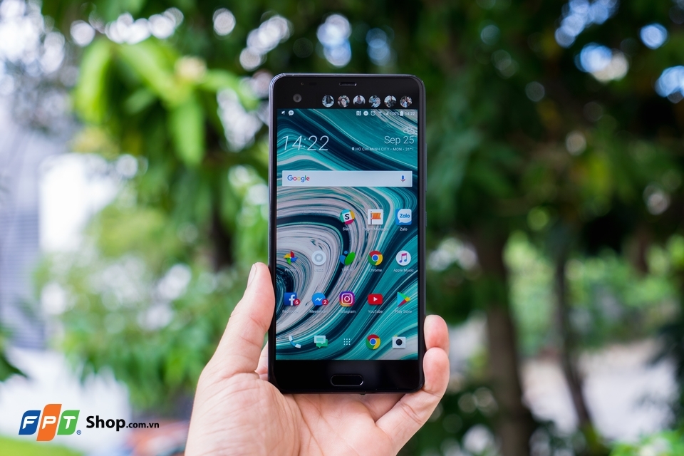 Trên tay HTC U Ultra: Thay đổi lớn về thiết kế từ HTC