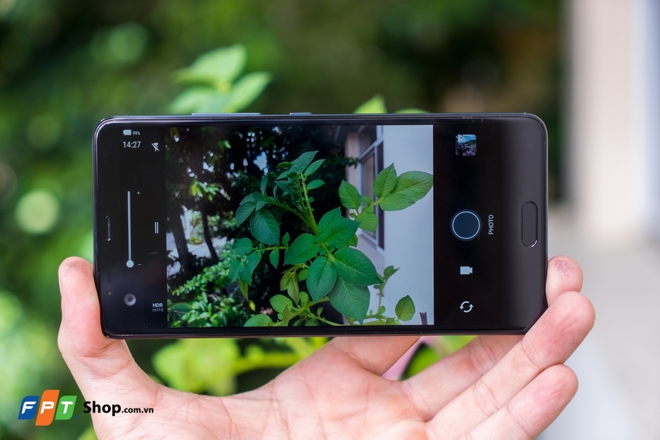 Trên tay HTC U Ultra: Thay đổi lớn về thiết kế từ HTC