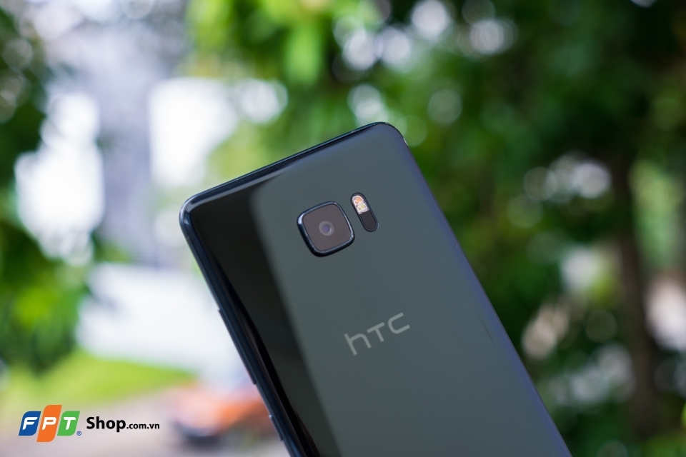 Trên tay HTC U Ultra: Thay đổi lớn về thiết kế từ HTC