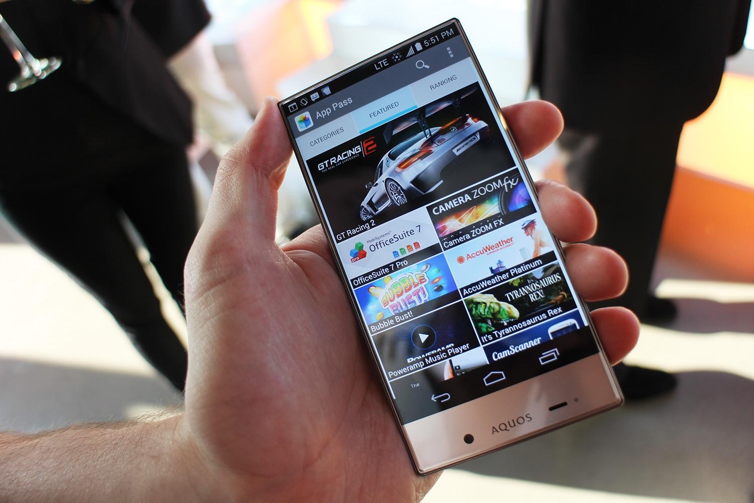 Sharp Aquos là một trong những chiếc smartphone Fullview đầu tiên trên thế giới Sharp Aquos là một trong những chiếc smartphone Fullview đầu tiên trên thế giới