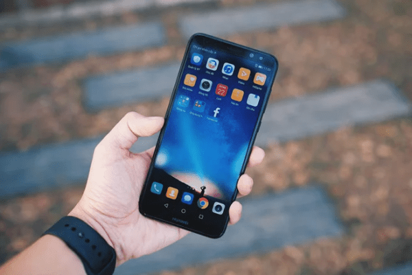 Sharp Aquos là một trong những chiếc smartphone Fullview đầu tiên trên thế giới Sharp Aquos là một trong những chiếc smartphone Fullview đầu tiên trên thế giới