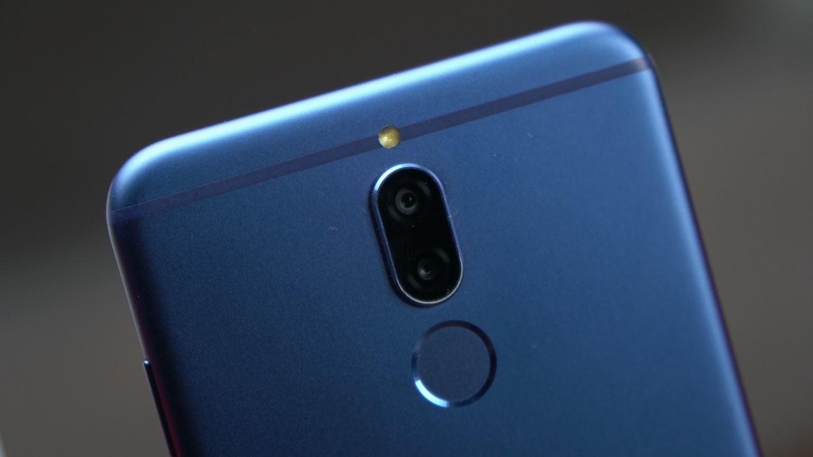 Sharp Aquos là một trong những chiếc smartphone Fullview đầu tiên trên thế giới Sharp Aquos là một trong những chiếc smartphone Fullview đầu tiên trên thế giới