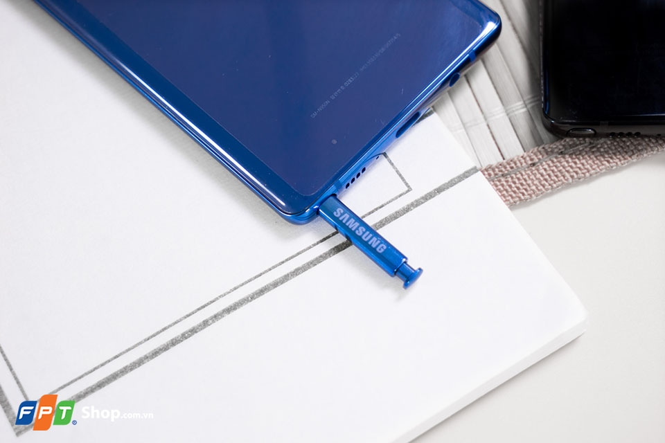 Trên tay Galaxy Note 8 Deep Sea Blue Trên tay Galaxy Note 8 Deep Sea Blue