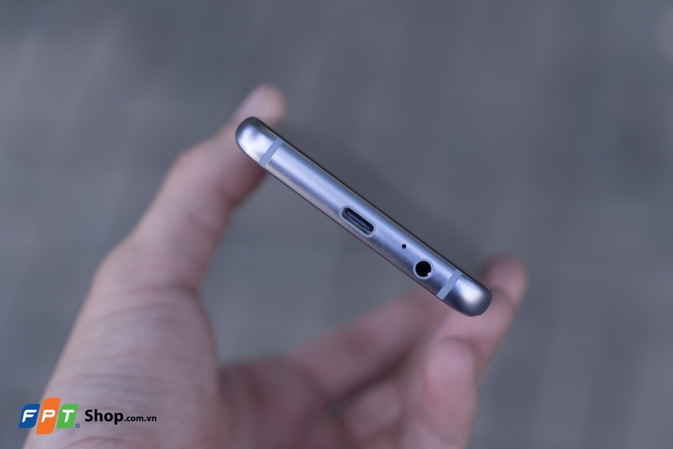 Trên tay Galaxy A8 (2018)