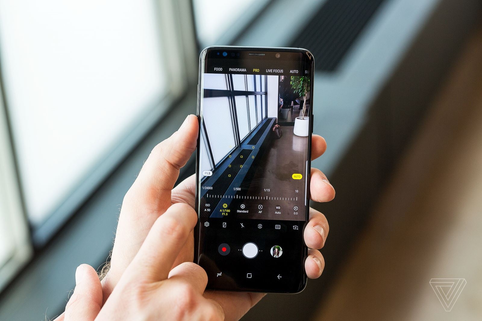 TrÃªn tay nhanh Samsung Galaxy S9 vÃ  Galaxy S9+
