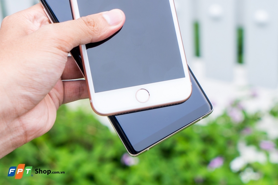 iPhone 8 Plus đọ dáng với Galaxy Note 8: Đỉnh cao của thiết kế