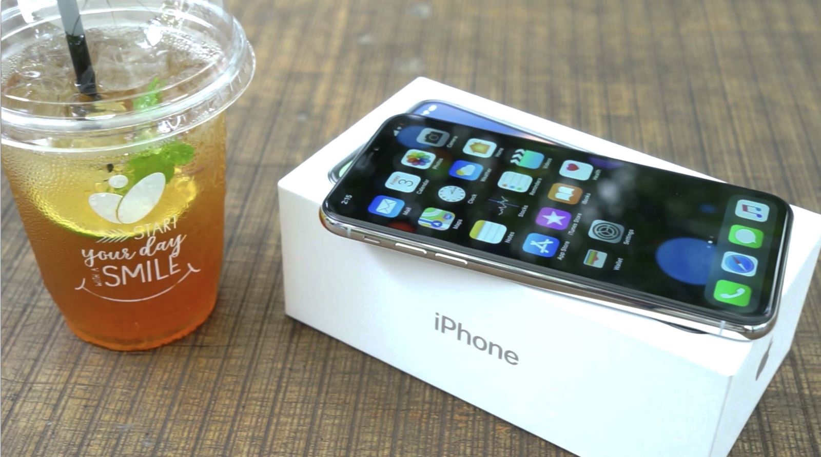 Trên tay và trải nghiệm nhanh iPhone X tại Việt Nam