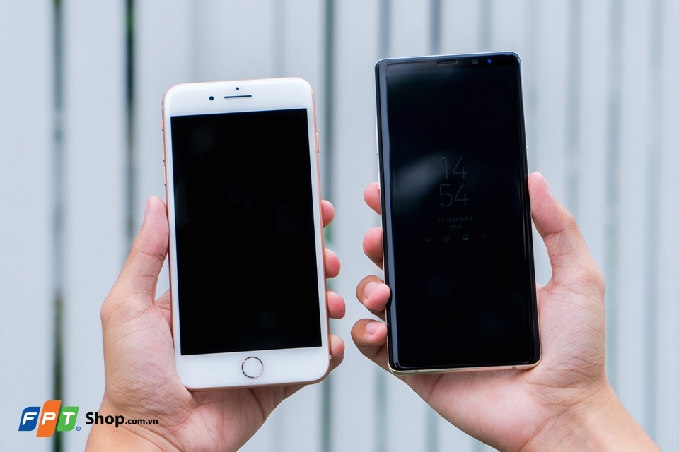 iPhone 8 Plus đọ dáng với Galaxy Note 8: Đỉnh cao của thiết kế