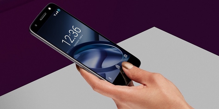 Thử bẻ cong Moto Z bằng tay và cái kết bất ngờ