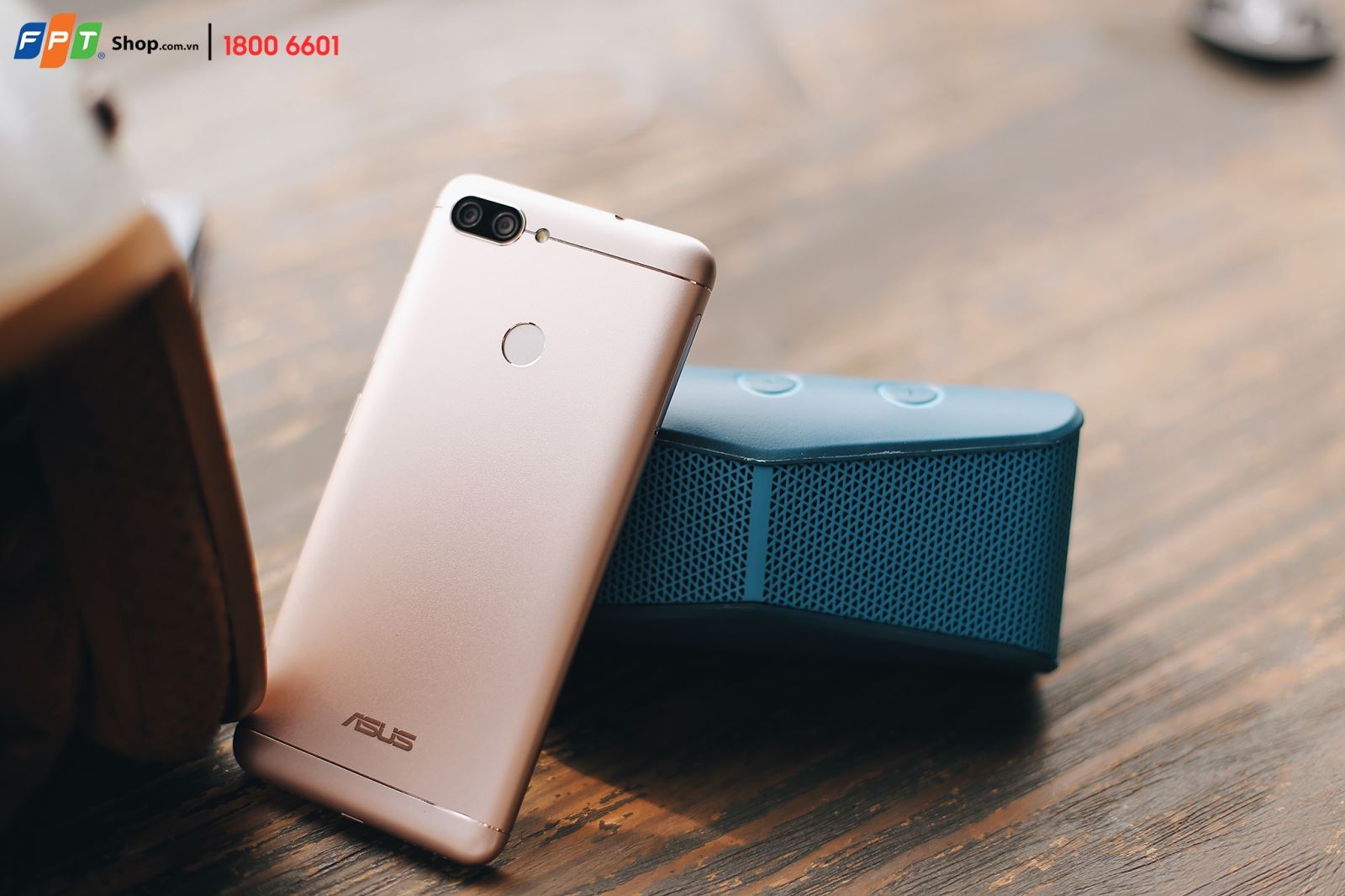 Đặt trước Zenfone Max Plus M1, nhận bộ quà công nghệ gần 2 triệu đồng từ FPT Shop