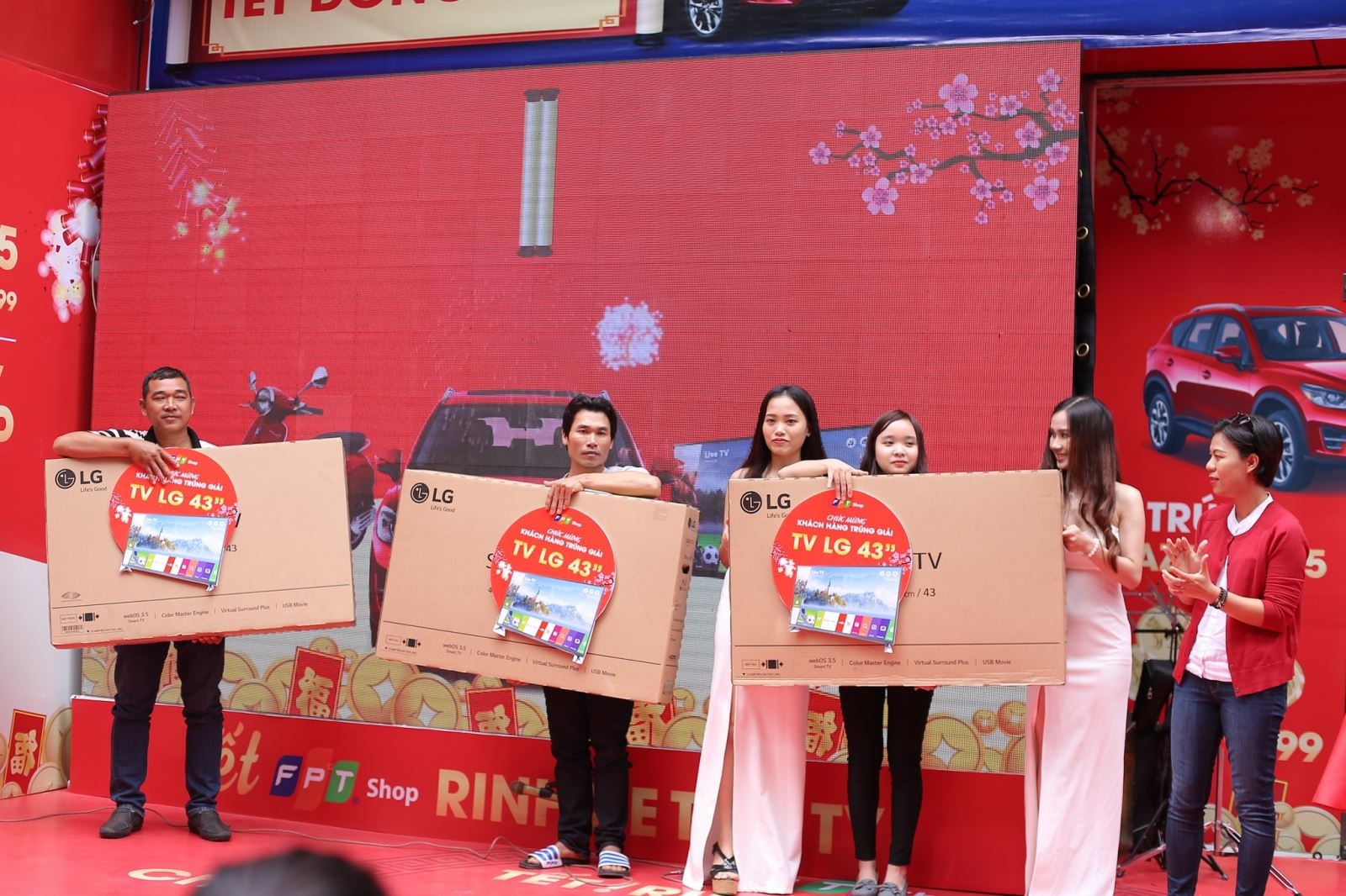 15 khách hàng may mắn đã được nhận smart tivi LG 43” khi mua smartphone Huawei tại FPT Shop