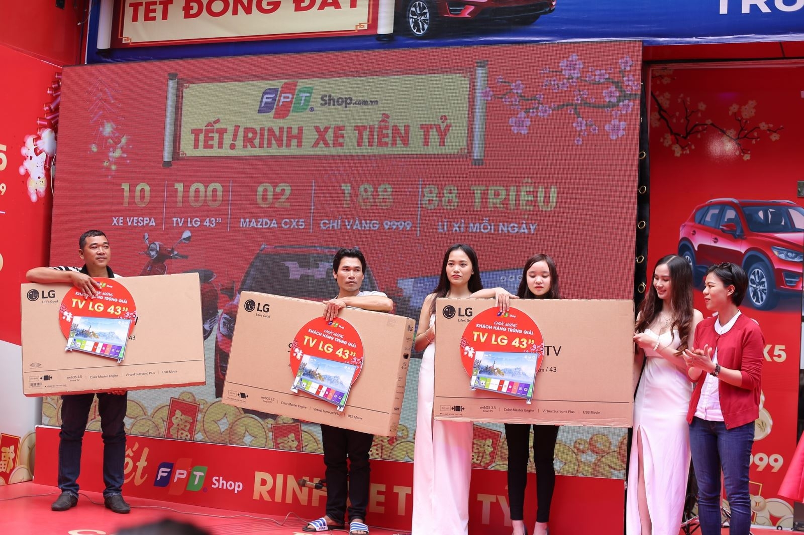 Đã tìm ra chủ nhân của 50 smart tivi và vàng 9999 trúng thưởng tại FPT Shop