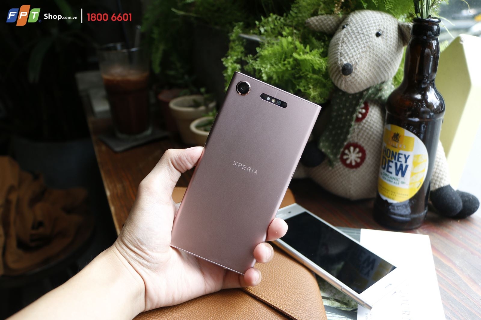 FPT Shop tặng bộ quà công nghệ 3 triệu đồng cho khách đặt mua Sony Xperia XZ1