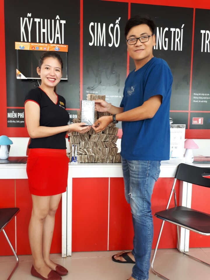 Nam thanh niên Hậu Giang gây sốc khi mua Galaxy S8 Plus tại FPT Shop với 20,49 triệu tiền lẻ